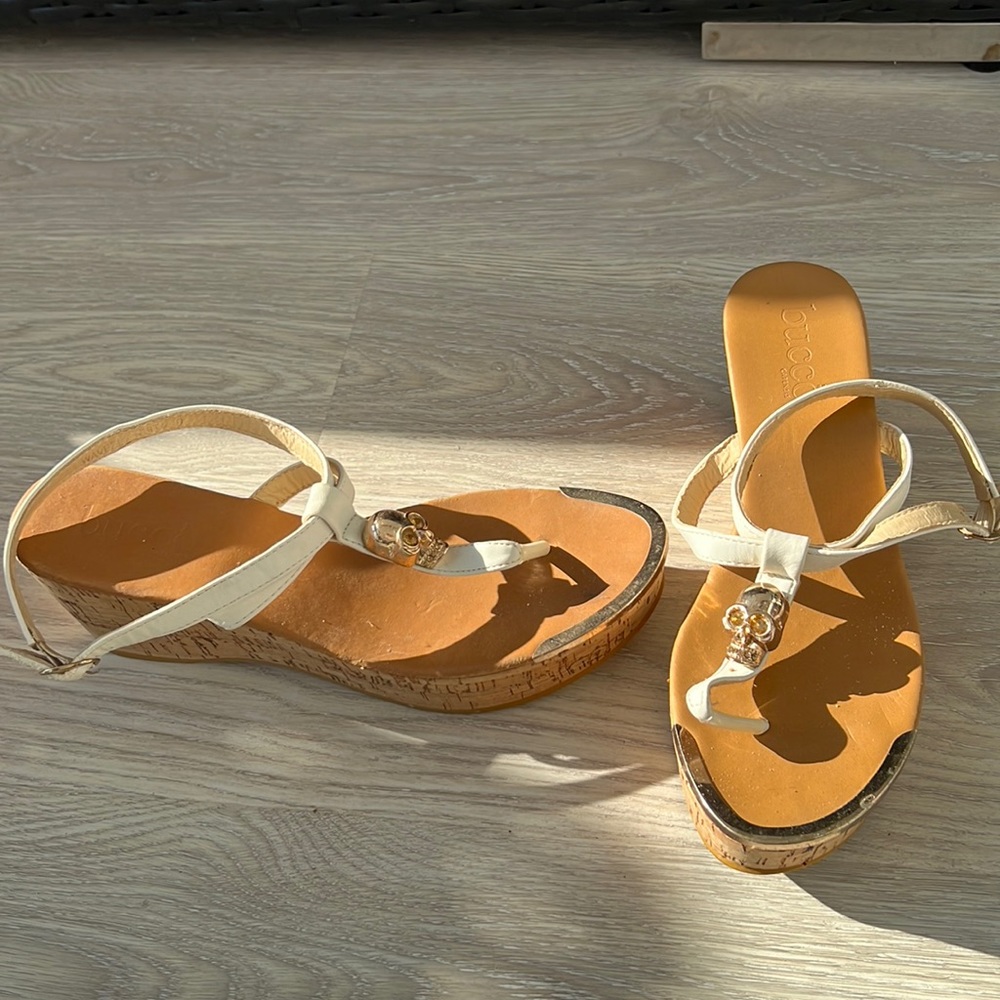 White platform sandal size 9 with gold skull